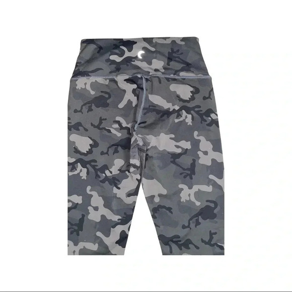 Zyia Forest Camo Luxe Hi-Rise Capri 20" Size 6-8 - Picture 5 of 6